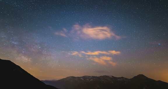 银河系的时间流逝和夏季夜空中的星星在阿尔卑斯山上空旋转