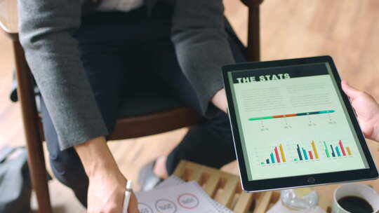 商务人士的手、平板电脑统计数据和研究信息图，用于会议创意