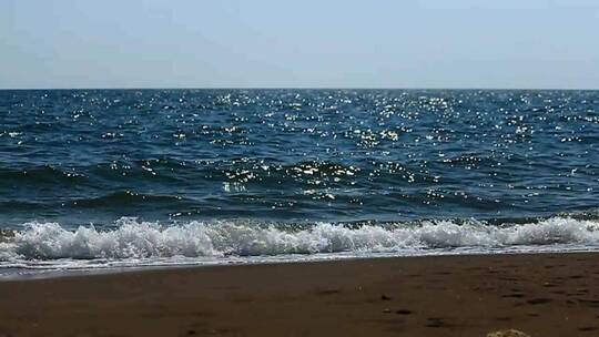 强烈的海浪冲击海岸