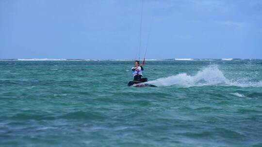 风筝冲浪运动员双向板花式表演赛