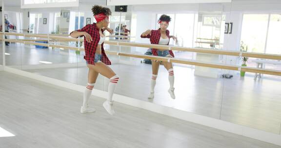 女学生排练舞蹈