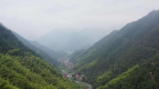 山间云雾小村落绿水青山唯美山村