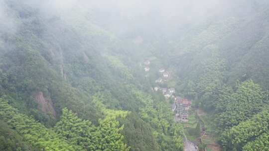 山间云雾小村落