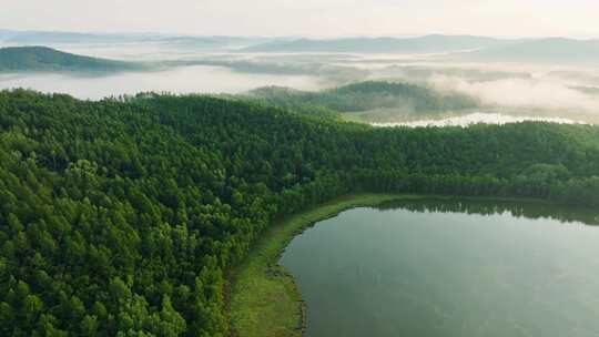 航拍夏季大兴安岭达尔滨湖日出美景