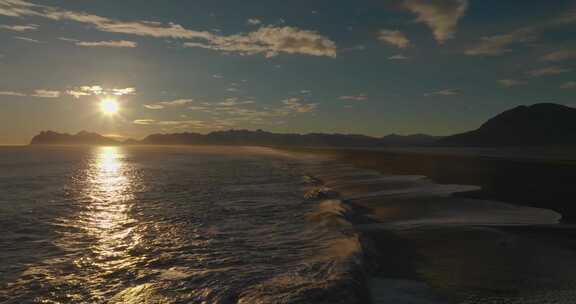 大西洋日落时赫瓦尔内斯自然保护区黑色海滩的鸟瞰图