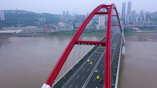 重庆菜园坝大桥上来往车流和桥下的江水