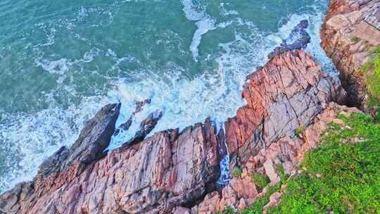 大海海浪拍打礁石俯视鸟瞰航拍