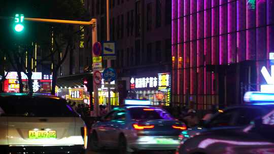 汽车窗外城市夜生活繁荣街道夜晚商业街中心
