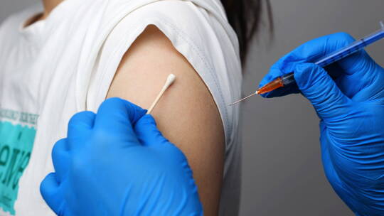 亚洲中国人女性女医生打疫苗打针预防疾病