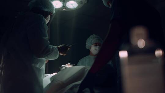 外科医生给病人做手术视频素材模板下载