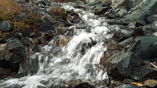 山间流水