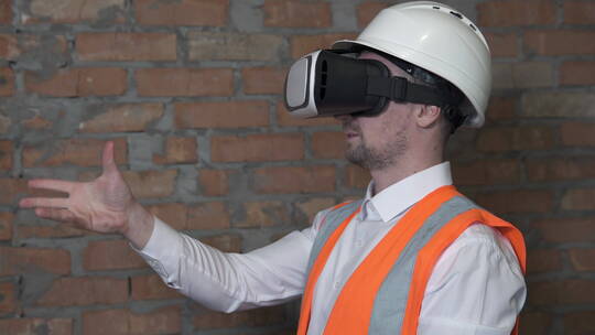 建筑设计师在VR眼镜中设计一个房间