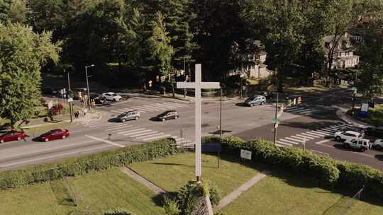 一个大十字架站在交叉道路的拐角处