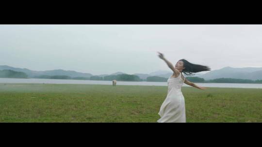 白色连衣裙女子在草原上旋转跳舞视频素材模板下载