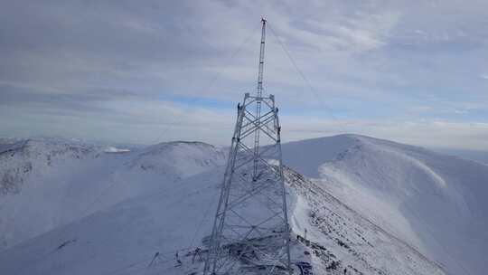 4K西藏5200雪山顶特高压立塔建设09视频素材模板下载