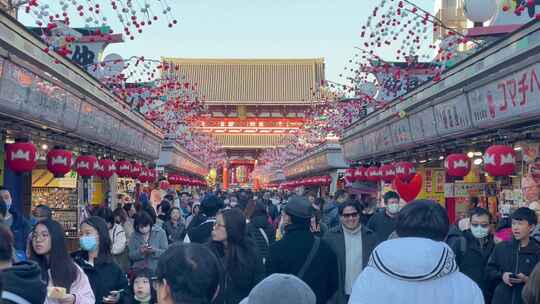 日本东京热闹的浅草寺传统商业街