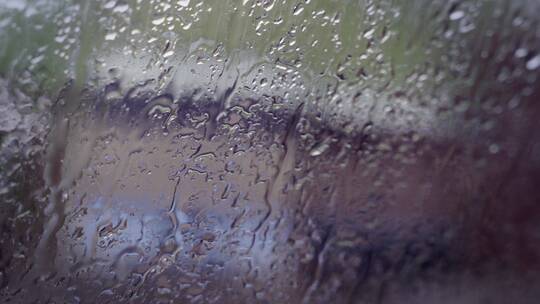 下雨天车窗上的雨滴