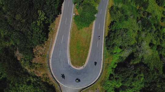 摩托车在弯曲的道路上行驶