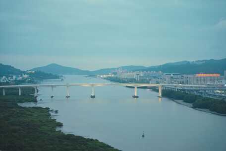 澳门横琴江上大桥横跨两岸的城市风光全景