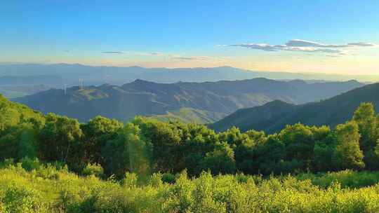 夏季高山草甸远处风力发电厂日出4K风光