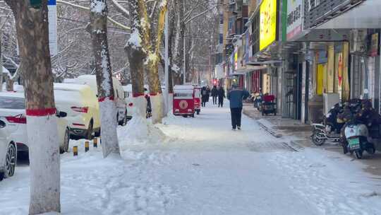 城市下雪街头结冰路面行人2
