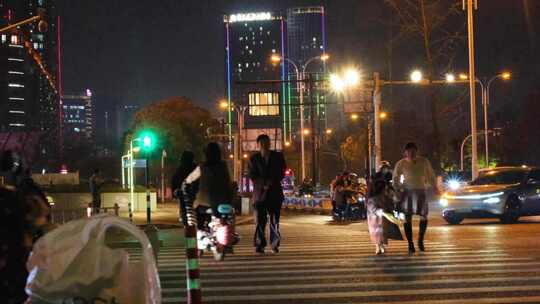 夜晚城市行人过马路汽车车辆车流人流夜景人