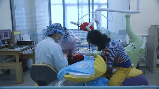 儿童牙医 教小朋友刷牙  小孩子哭