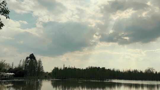 湖边天空倒影