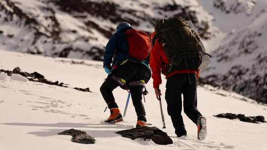 攀登岷山山脉主峰雪宝顶雪山的登山队