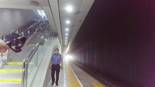 胶东机场地下高铁站火车进出站