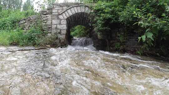 山间溪水