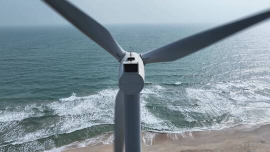 海边的风力发电风车航拍