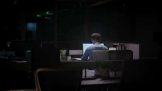 努力工作加班焦虑的职场男性