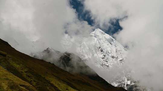 尼泊尔云中雪山，喜马拉雅山高海拔地形景观