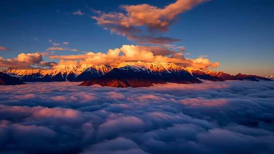 云海之上雪山日出全景