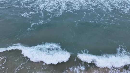 东南亚泰国普吉岛清晨时分海水冲刷沙滩景观