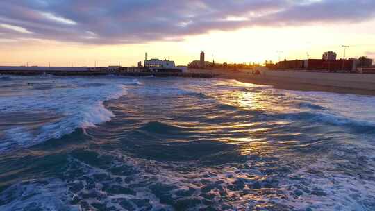 海滨日落海浪翻涌景象