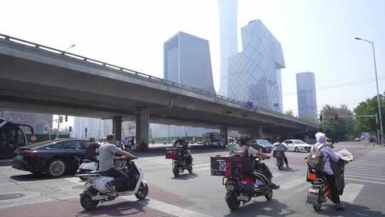 北京国贸城市街道骑电动自行车的人群