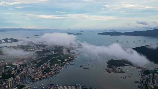 云雾笼罩下的沿海城市鸟瞰景观