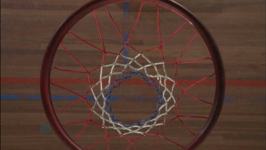 篮球运动员在球穿过后抓住篮筐视频素材模板下载