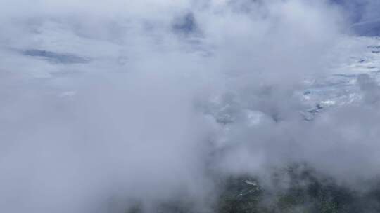 高空俯瞰云雾缭绕景象