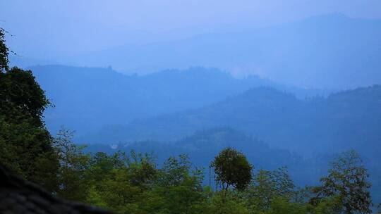 乡村早晨晨雾山间环绕