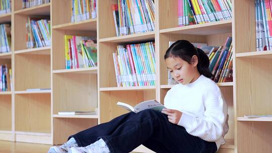 4K升格实拍坐在图书馆书架旁看书的女孩