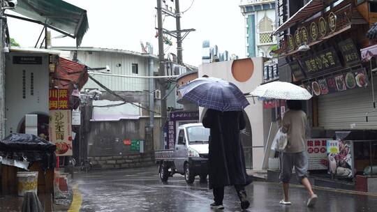 下雨天巷子街道行人电动车