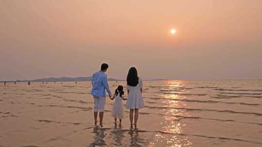 一家人海边看日落 一家人海边散步