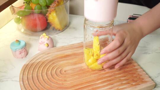 菠萝加入榨汁机榨菠萝汁