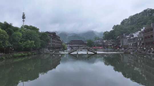 4k湖南湘西凤凰古城烟雨航拍