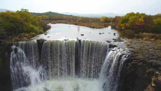 航拍黑龙江省牡丹江市镜泊湖吊水楼瀑布秋景