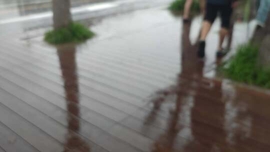 雨天站前公共汽车站路面