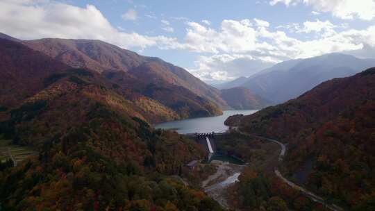 一只苍蝇飞过日本阿尔卑斯山，它的湖泊和大坝